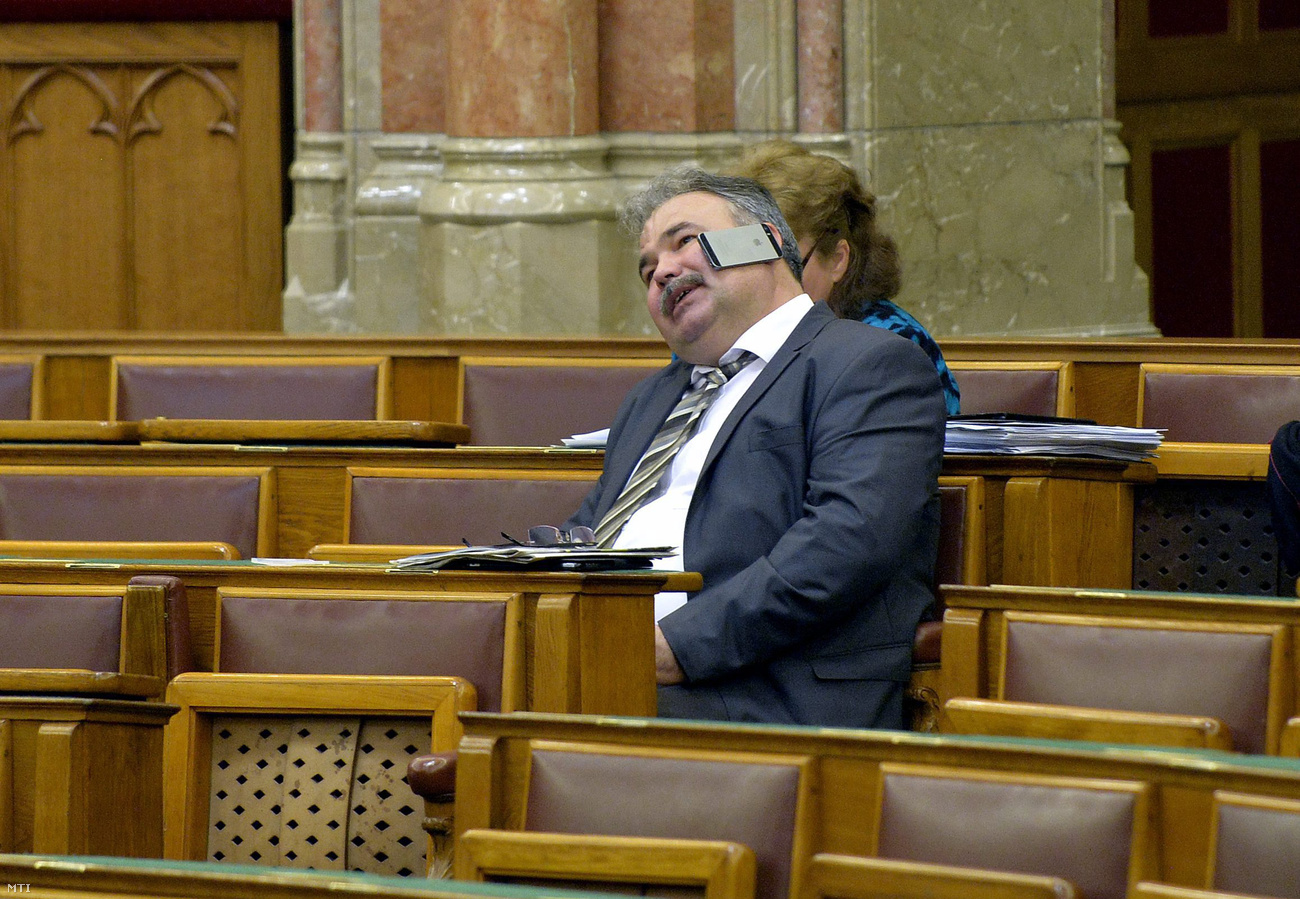 Parafenomén államtitkár lépett fel a Parlamentben, próbáltuk utánozni