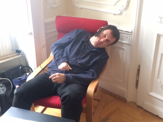 Illustration for article titled Parafenomén államtitkár lépett fel a Parlamentben, próbáltuk utánozni