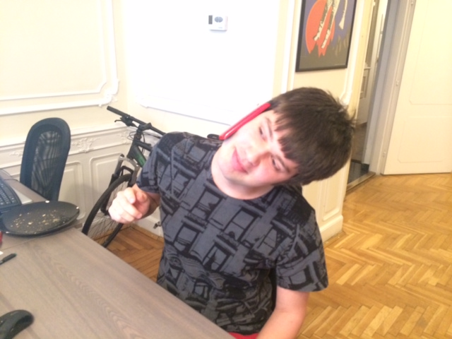 Illustration for article titled Parafenomén államtitkár lépett fel a Parlamentben, próbáltuk utánozni