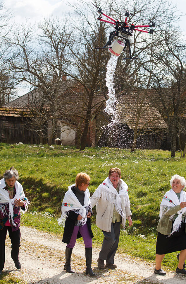 Illustration for article titled Drónnal locsoltak Lendvajakabfán