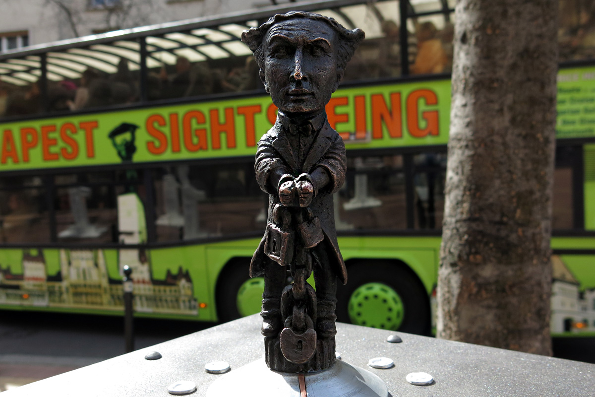 Nézzétek már, milyen aprócska ez a zsidó!