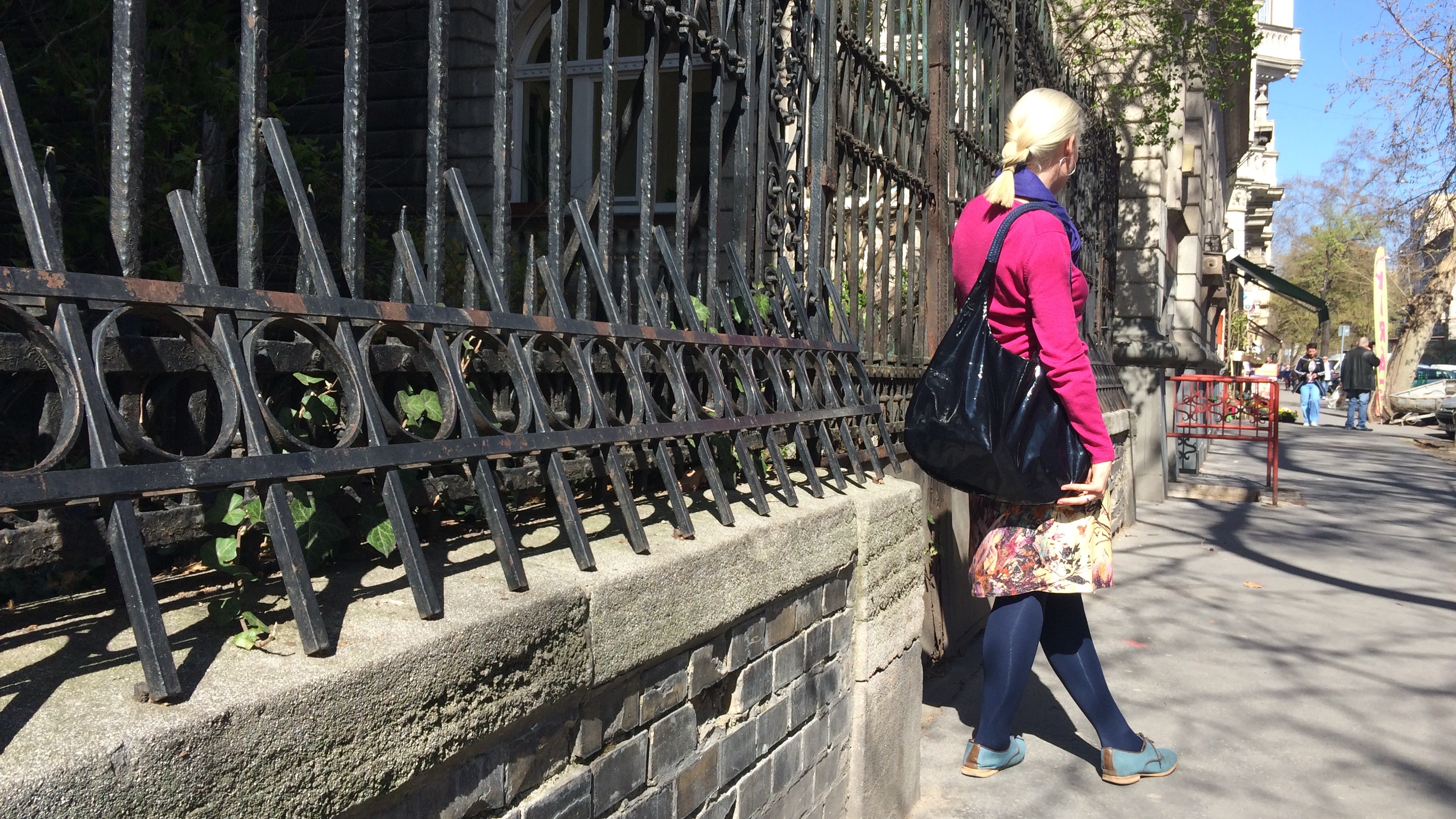 Abszurd szintre ért a hajléktalanrács-építési mánia Budapesten