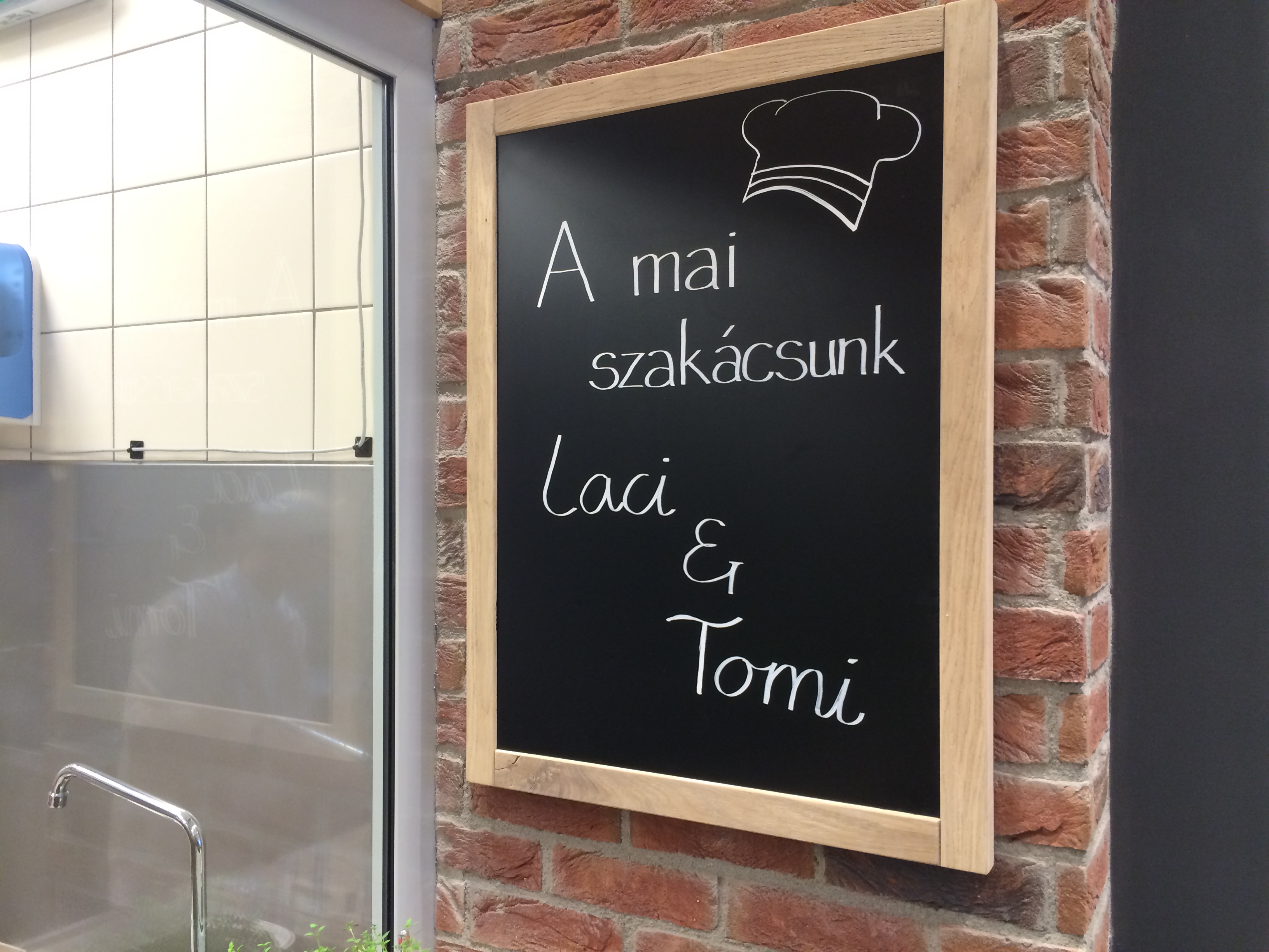 Mostantól a pénztáros seggét is megnézheted a KFC-ben