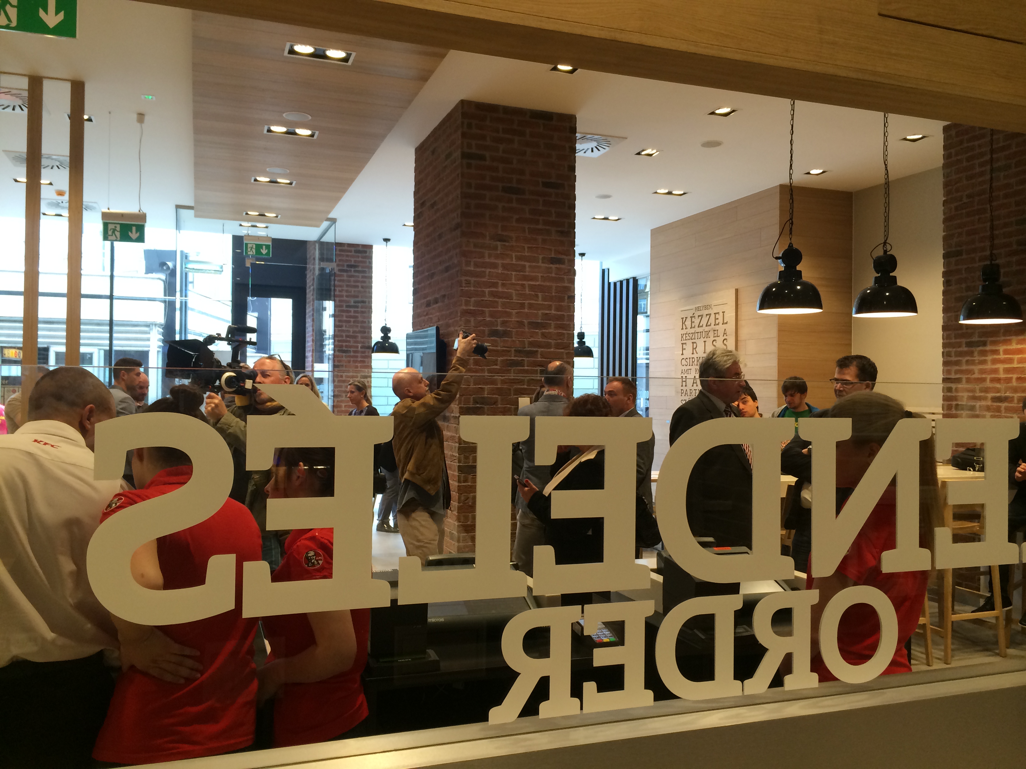 Illustration for article titled Mostantól a pénztáros seggét is megnézheted a KFC-ben