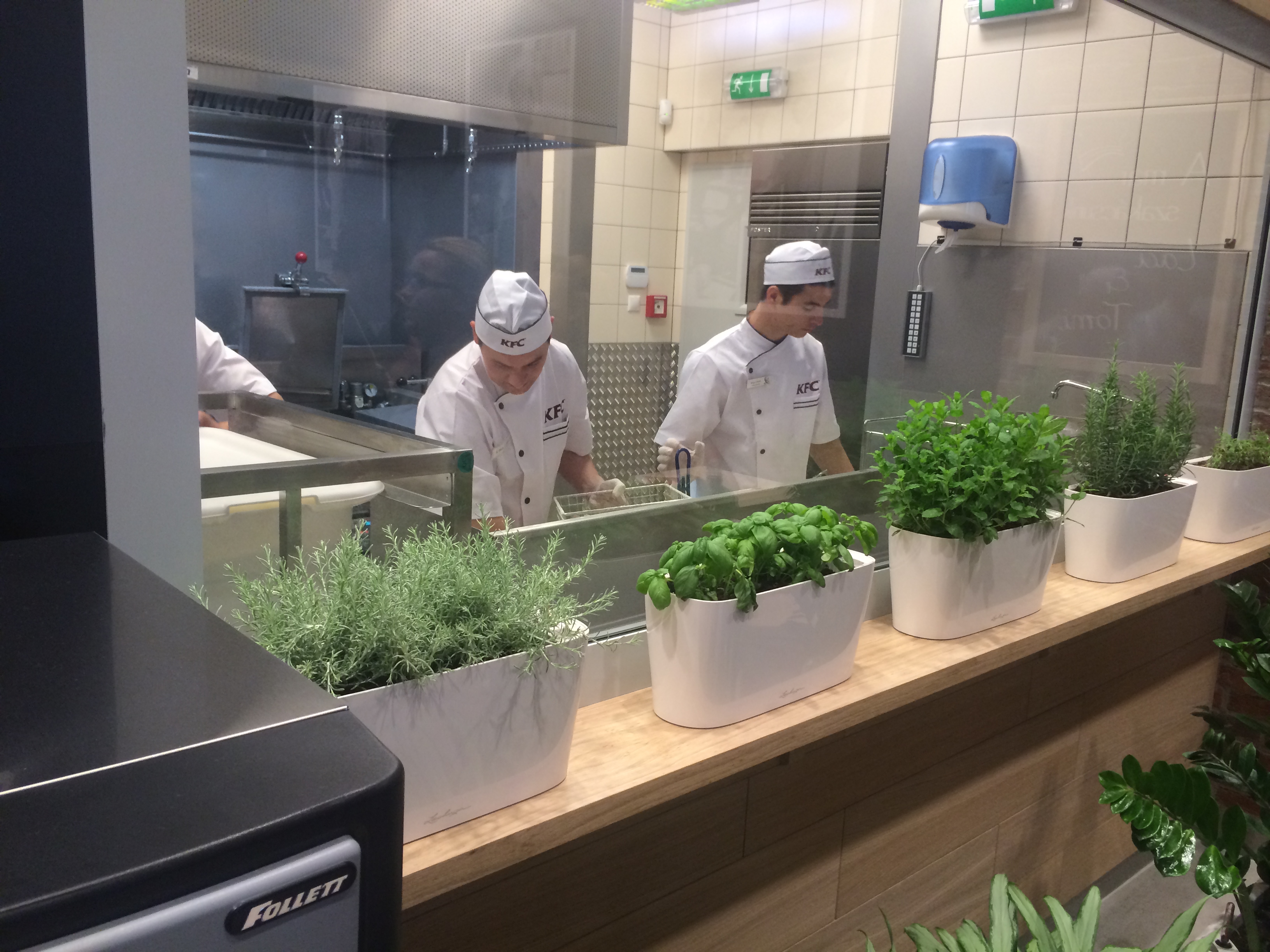 Illustration for article titled Mostantól a pénztáros seggét is megnézheted a KFC-ben