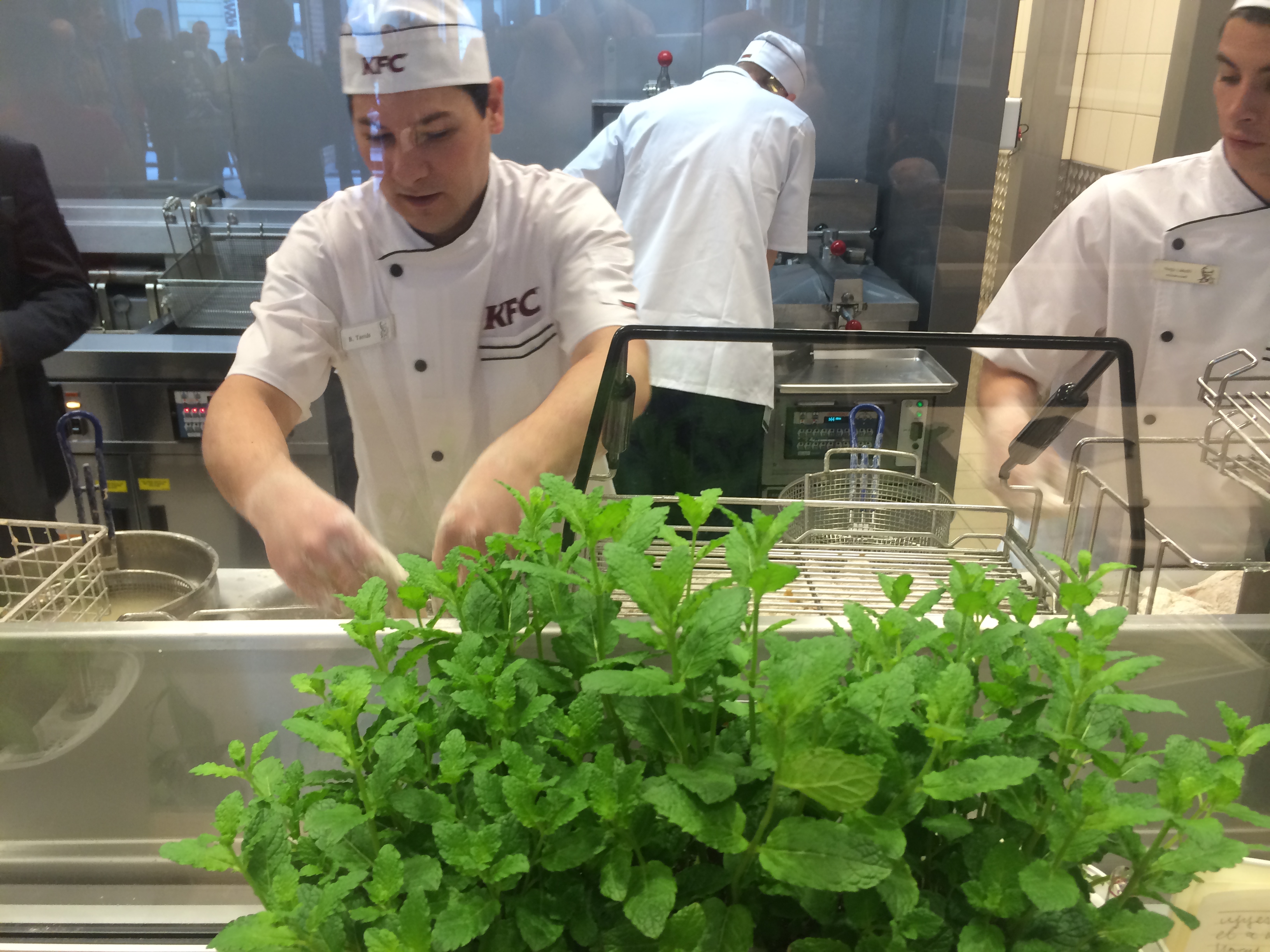 Illustration for article titled Mostantól a pénztáros seggét is megnézheted a KFC-ben