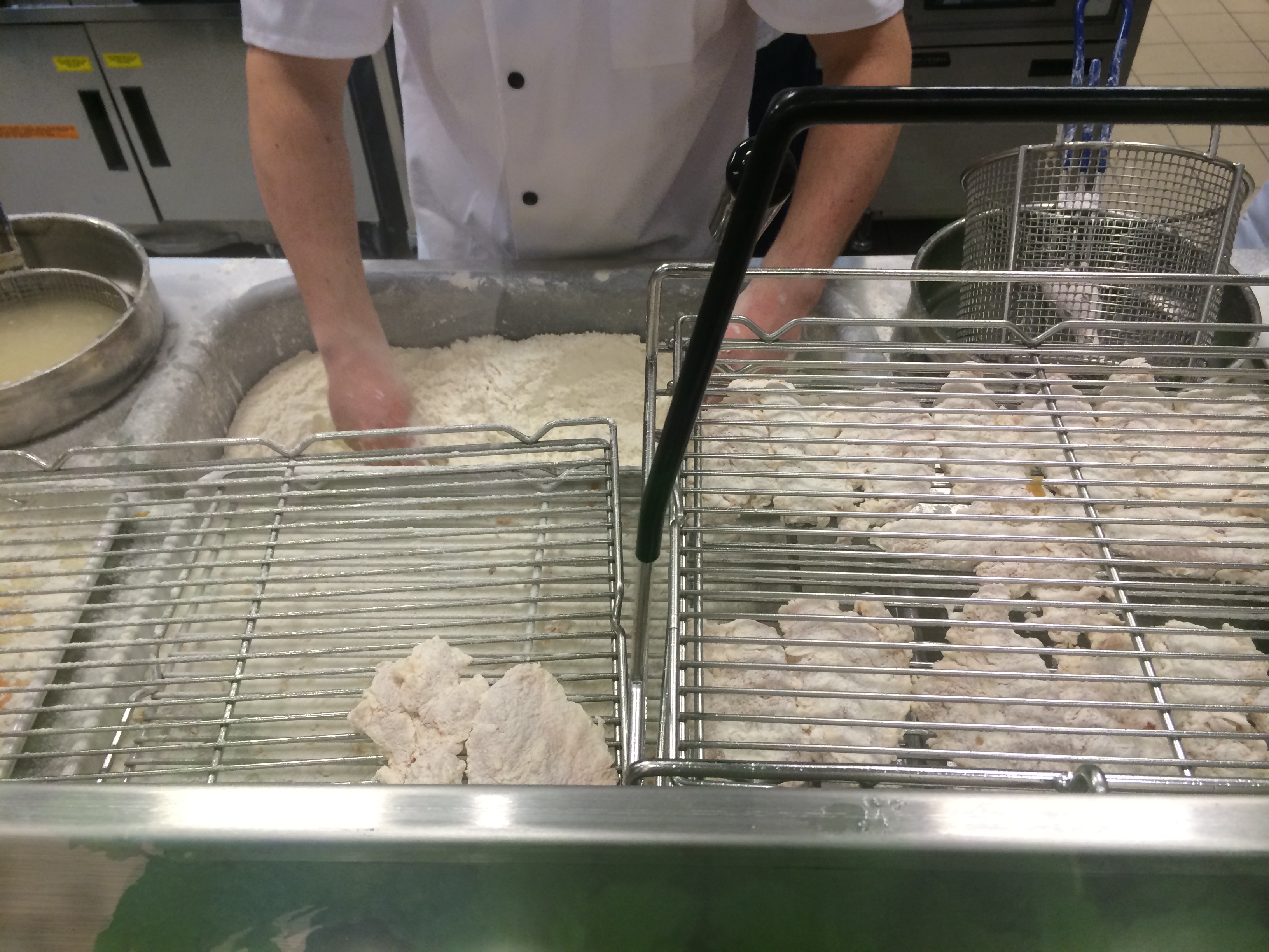 Illustration for article titled Mostantól a pénztáros seggét is megnézheted a KFC-ben