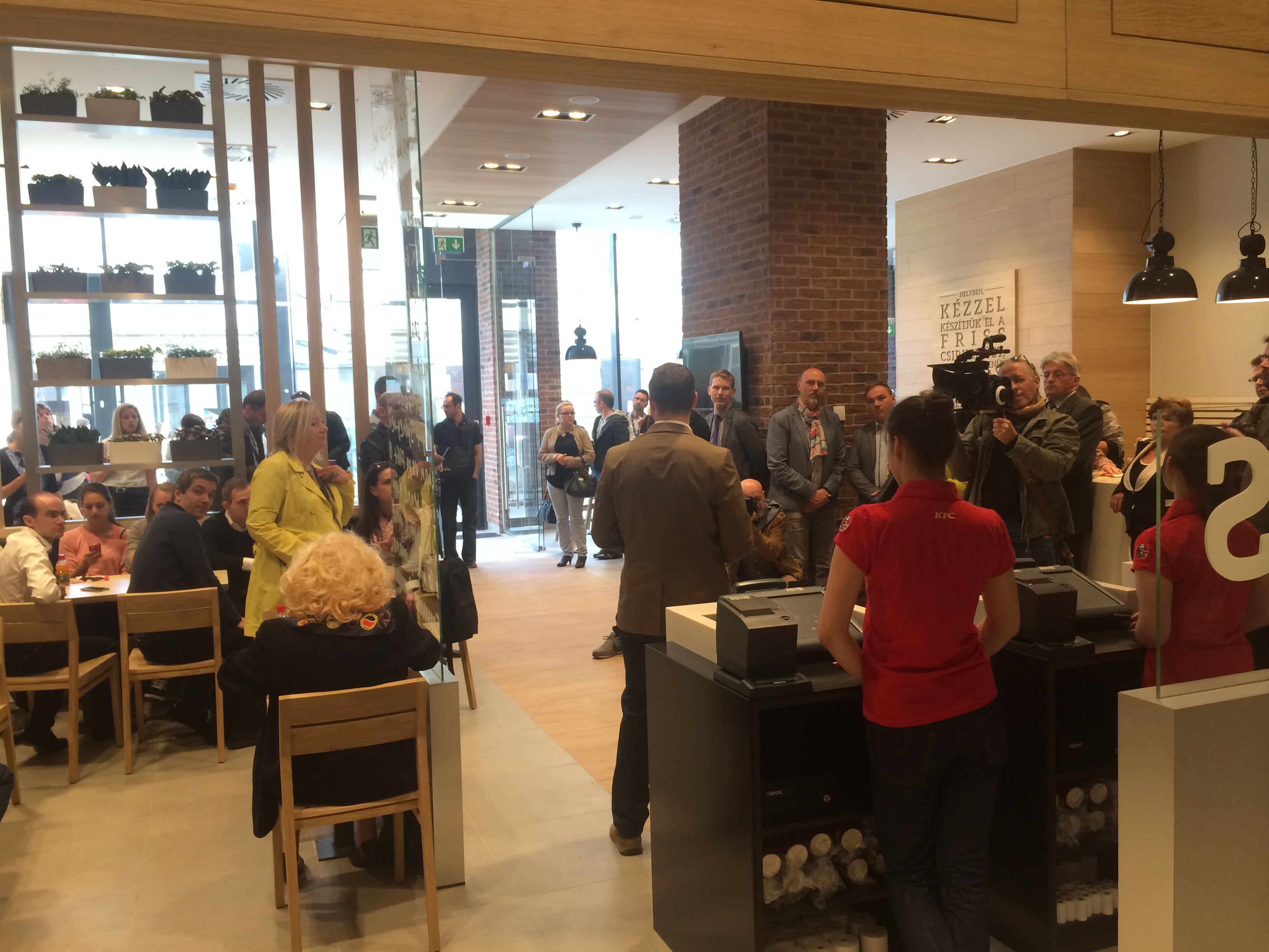 Illustration for article titled Mostantól a pénztáros seggét is megnézheted a KFC-ben