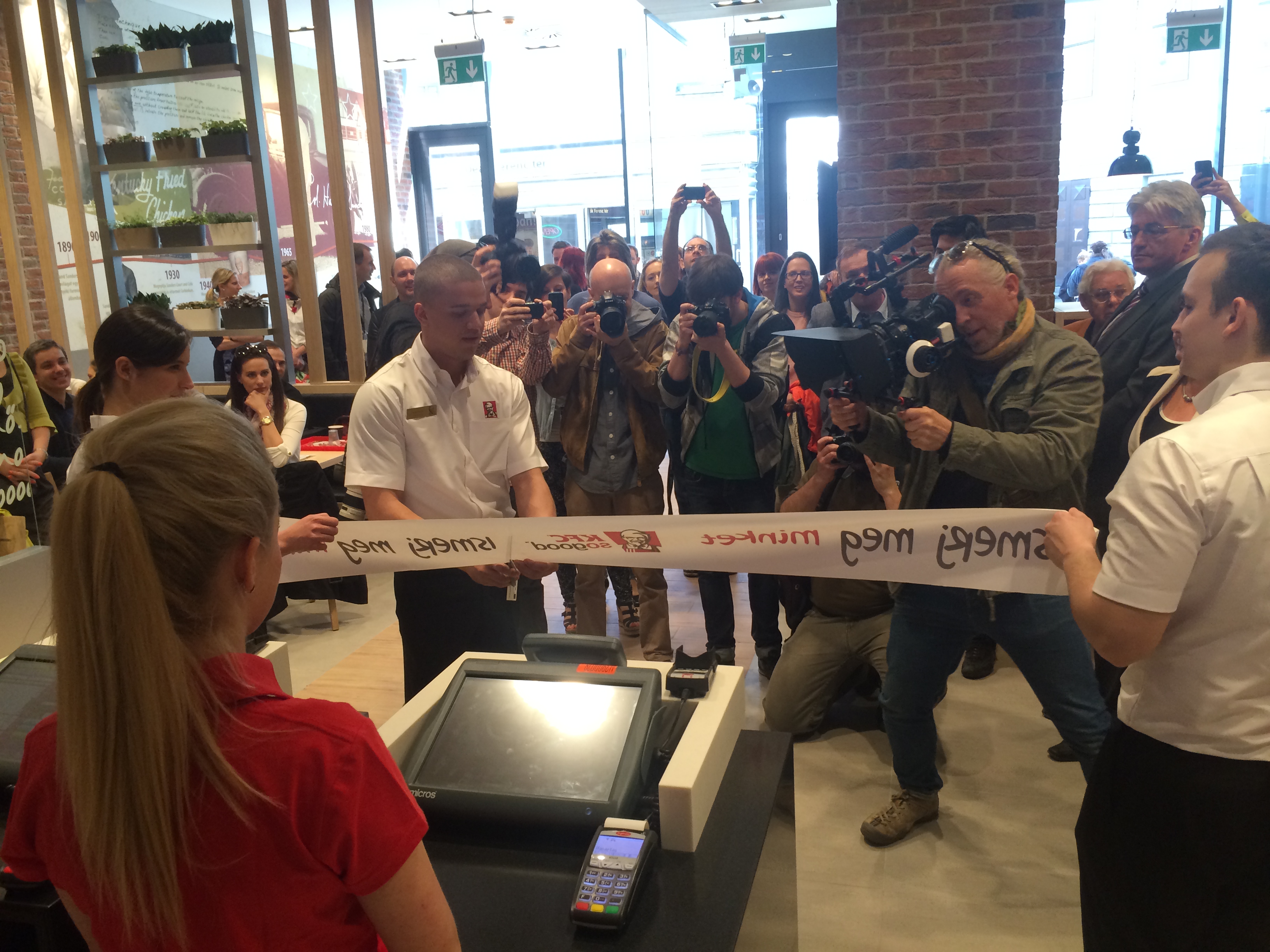 Illustration for article titled Mostantól a pénztáros seggét is megnézheted a KFC-ben