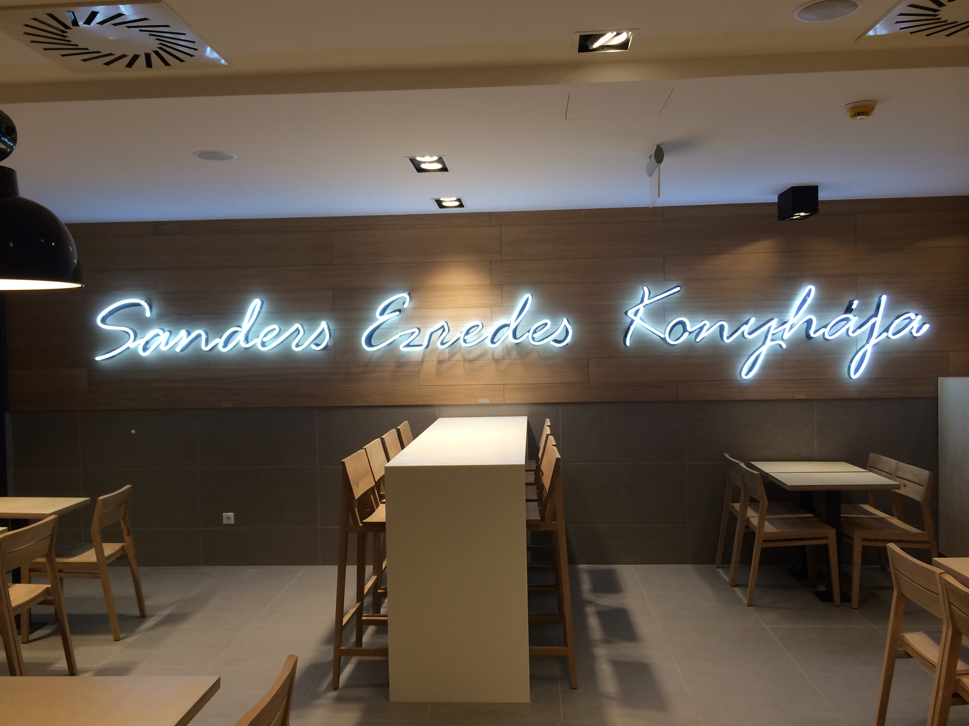 Illustration for article titled Mostantól a pénztáros seggét is megnézheted a KFC-ben