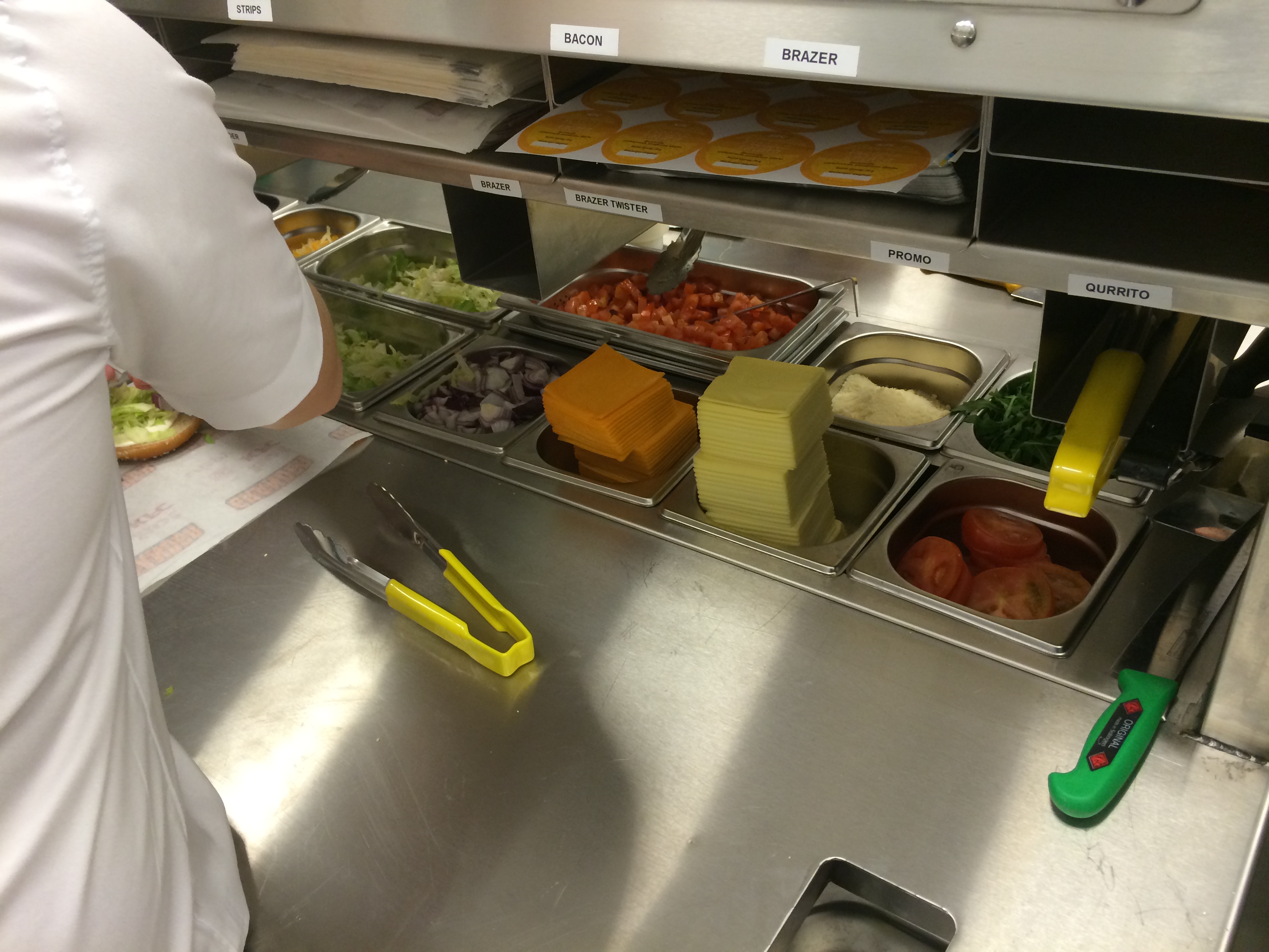 Illustration for article titled Mostantól a pénztáros seggét is megnézheted a KFC-ben