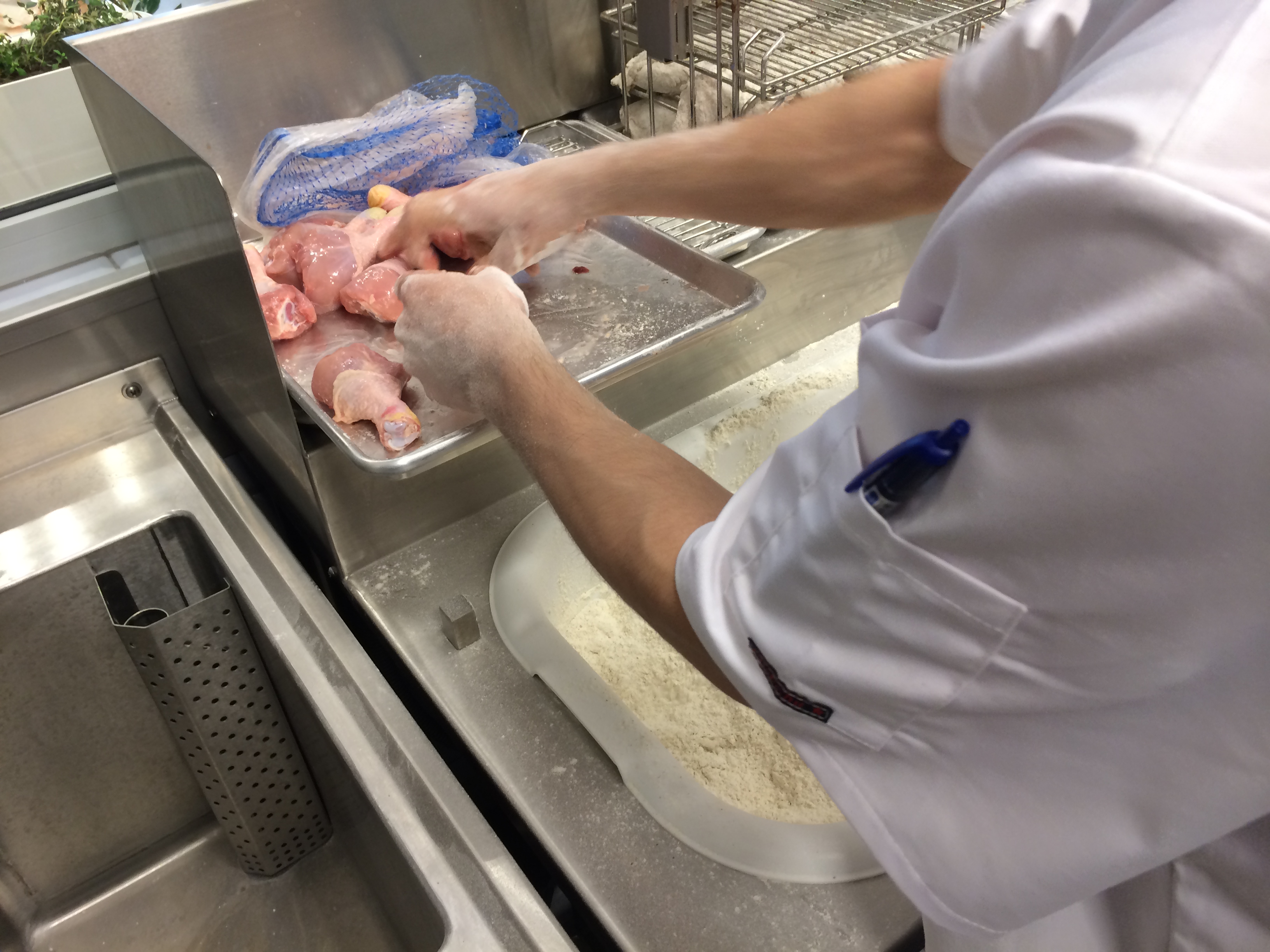 Illustration for article titled Mostantól a pénztáros seggét is megnézheted a KFC-ben