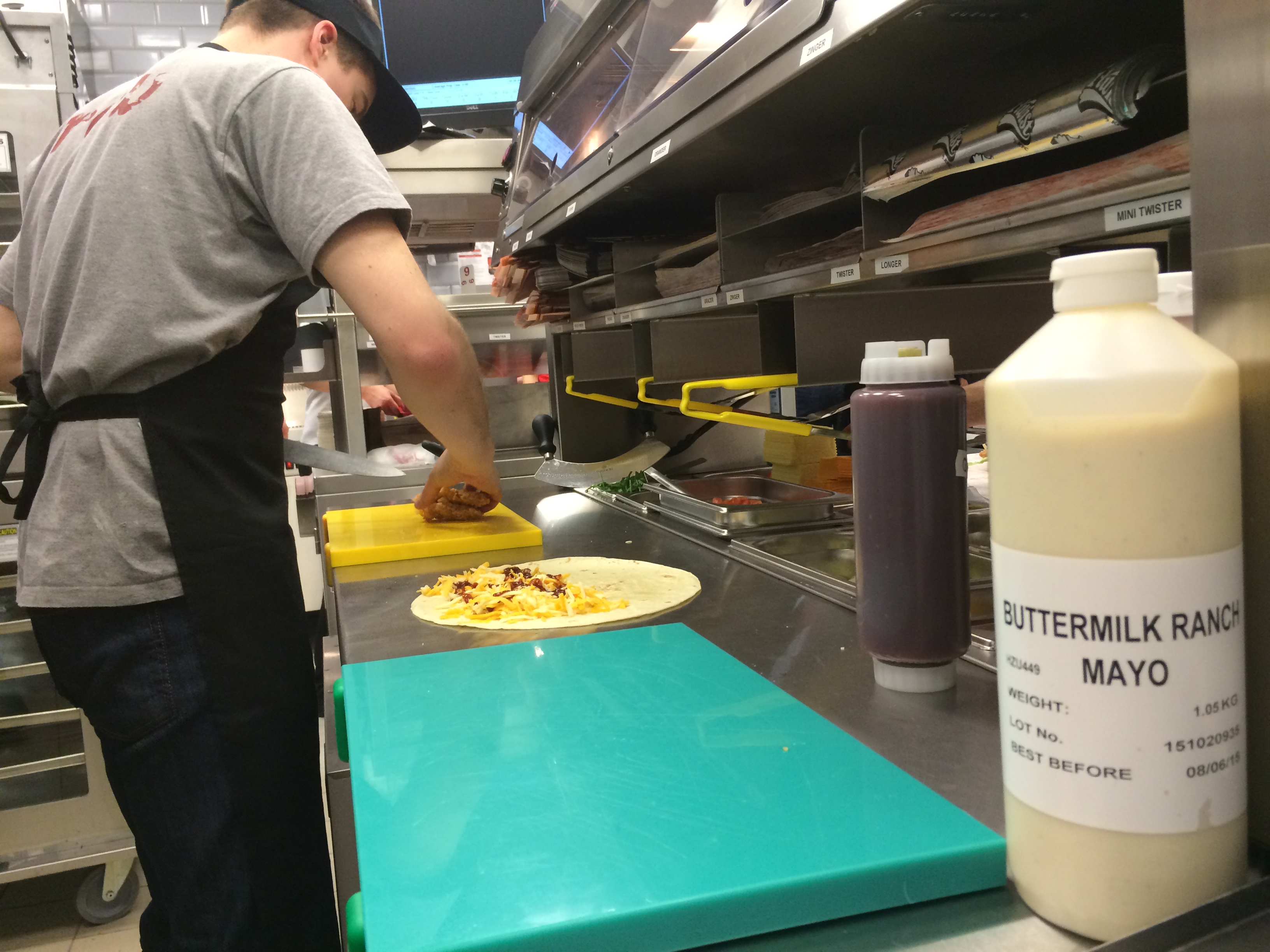 Illustration for article titled Mostantól a pénztáros seggét is megnézheted a KFC-ben