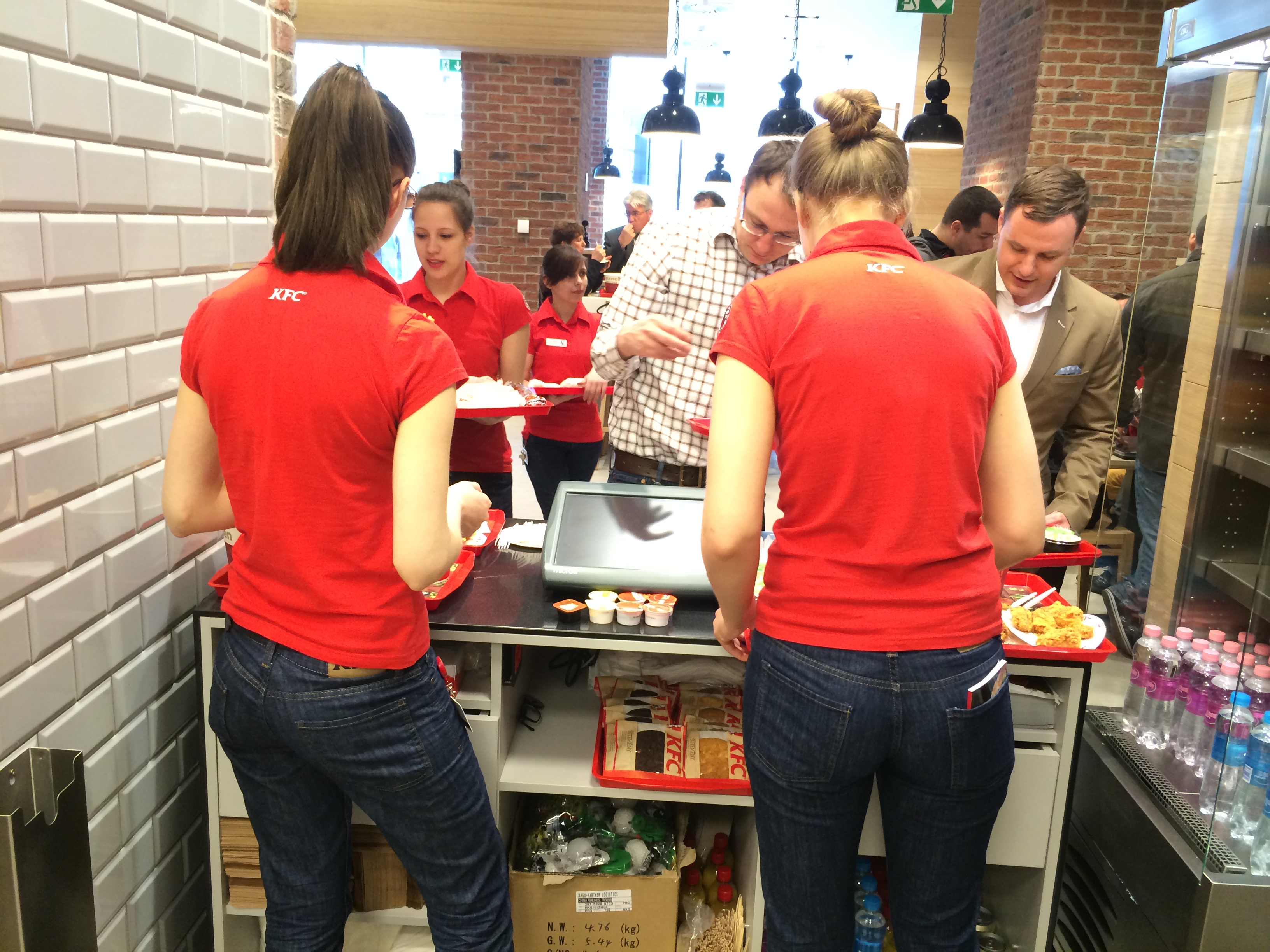 Illustration for article titled Mostantól a pénztáros seggét is megnézheted a KFC-ben