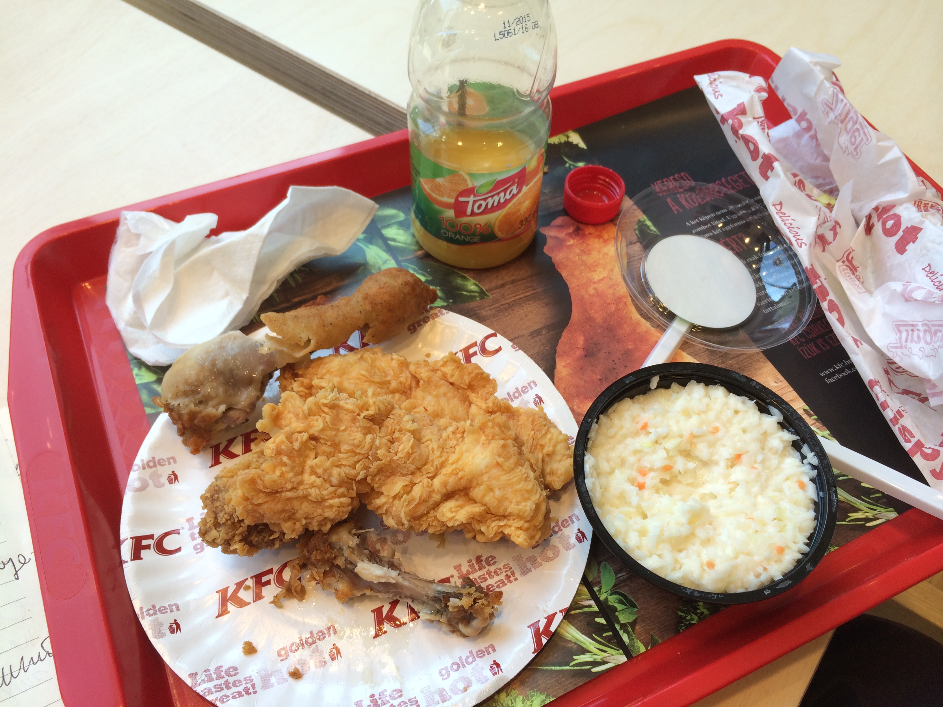 Illustration for article titled Mostantól a pénztáros seggét is megnézheted a KFC-ben