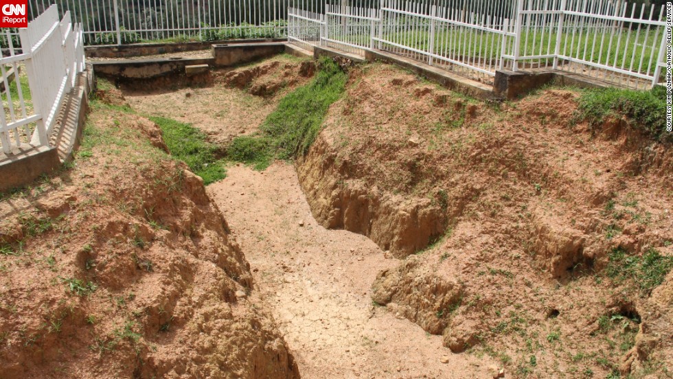 Egy ilyen gödörbe belelöktek 7000 hullát, aztán röplabdáztak a tetején