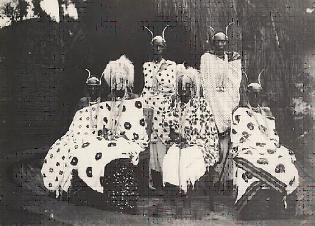 Illustration for article titled Egy ilyen gödörbe belelöktek 7000 hullát, aztán röplabdáztak a tetején