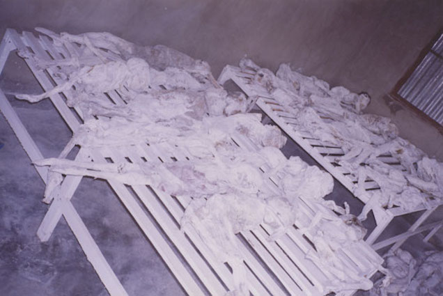 Illustration for article titled Egy ilyen gödörbe belelöktek 7000 hullát, aztán röplabdáztak a tetején