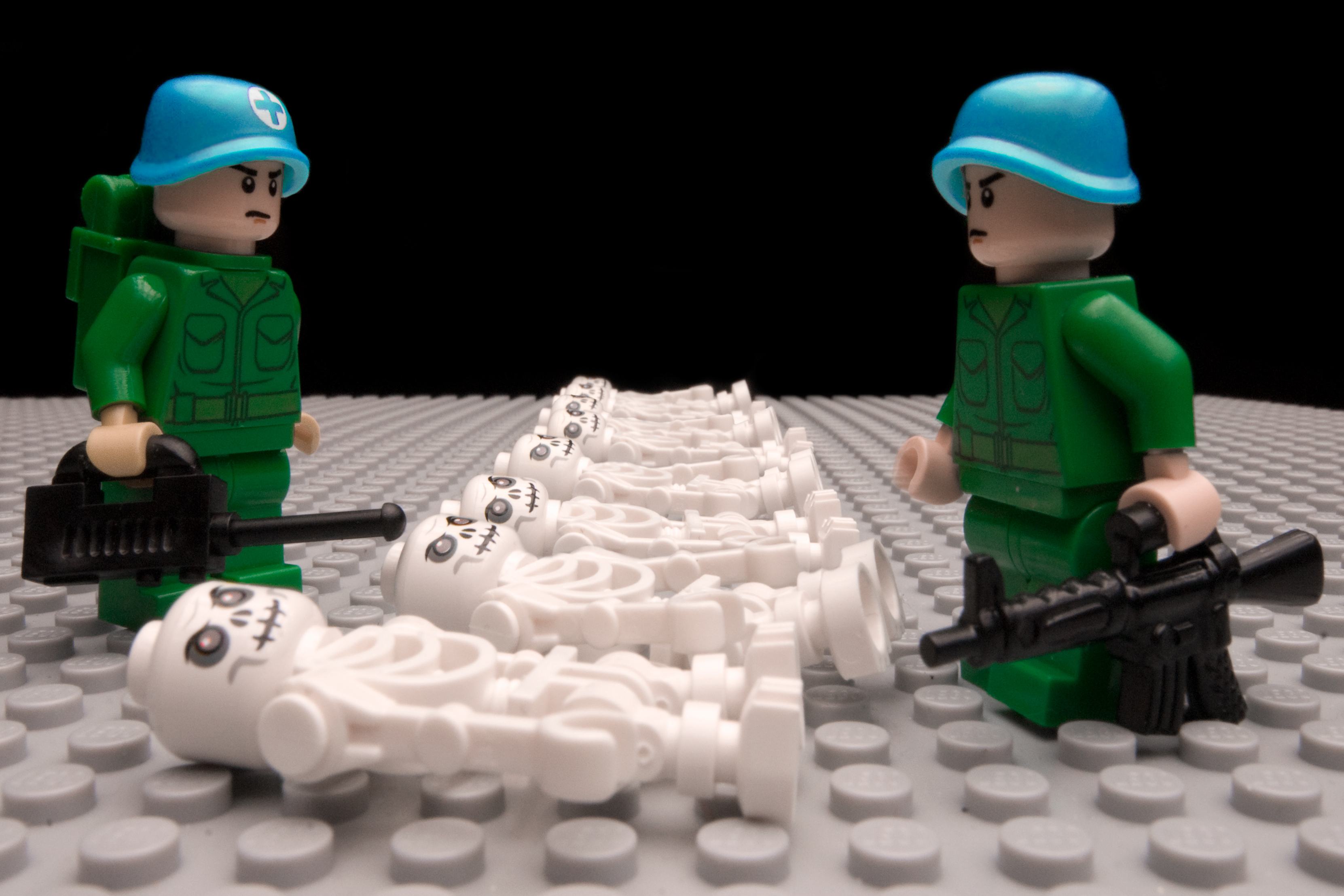 Illustration for article titled Egy ilyen gödörbe belelöktek 7000 hullát, aztán röplabdáztak a tetején