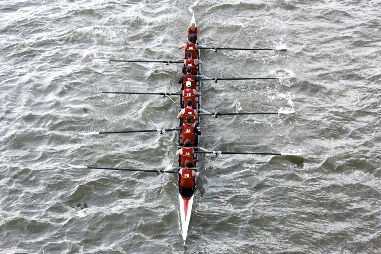 Evezős egyetemi majális a pesti Dunán