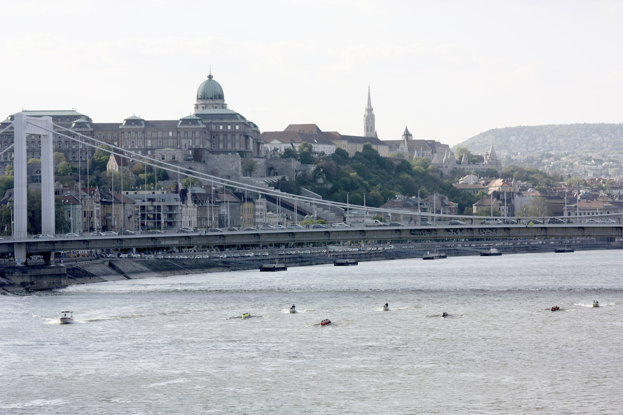 Illustration for article titled Evezős egyetemi majális a pesti Dunán