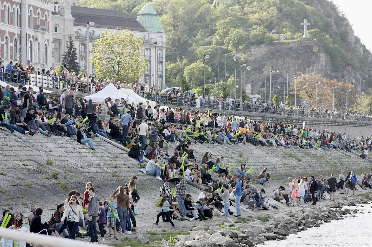 Illustration for article titled Evezős egyetemi majális a pesti Dunán