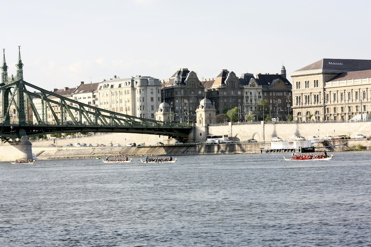 Illustration for article titled Evezős egyetemi majális a pesti Dunán