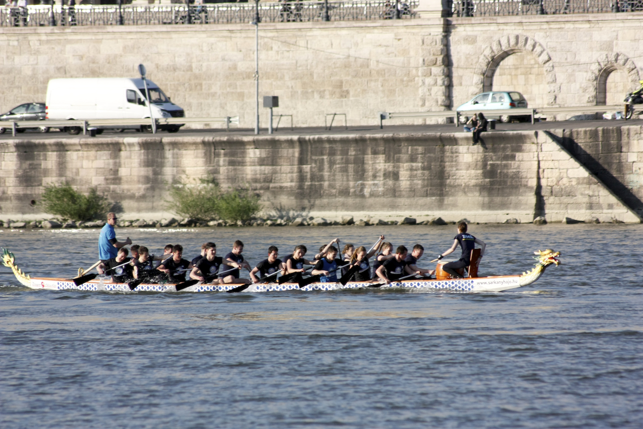 Illustration for article titled Evezős egyetemi majális a pesti Dunán