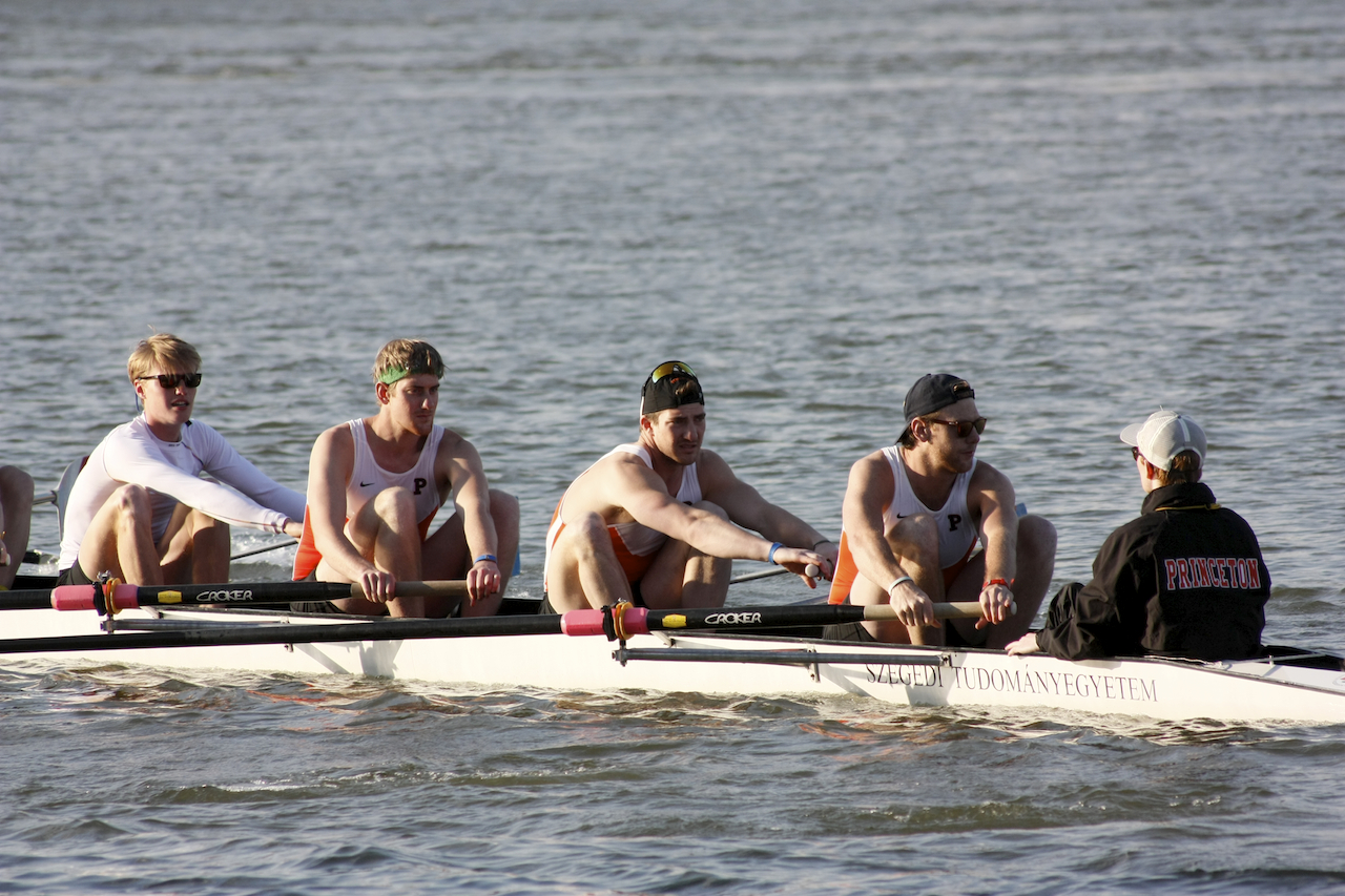 Illustration for article titled Evezős egyetemi majális a pesti Dunán