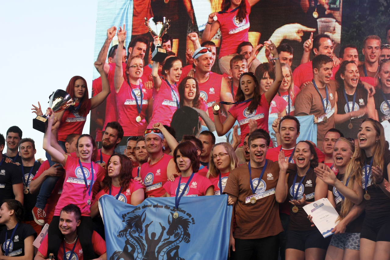 Illustration for article titled Evezős egyetemi majális a pesti Dunán