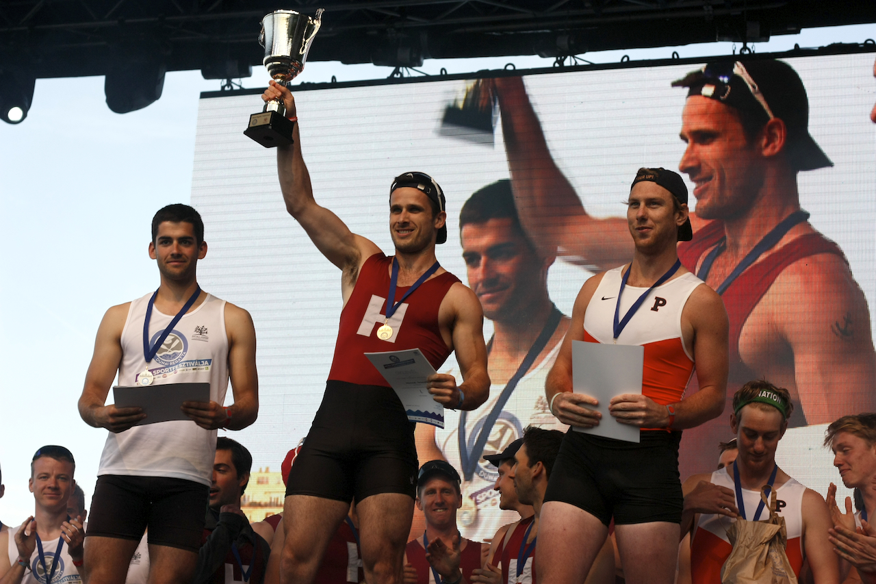 Illustration for article titled Evezős egyetemi majális a pesti Dunán