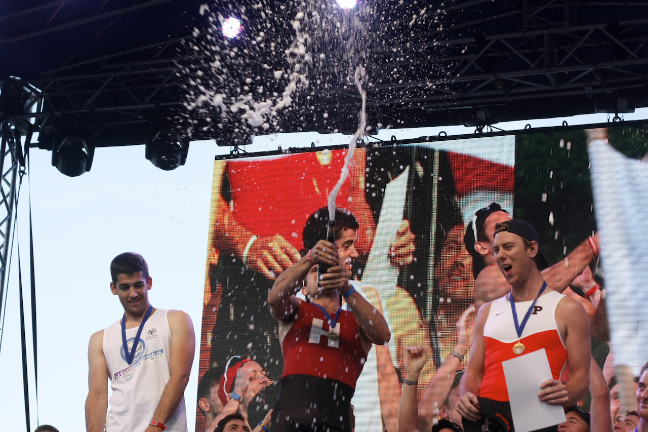 Illustration for article titled Evezős egyetemi majális a pesti Dunán