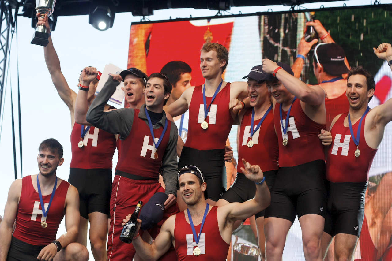 Illustration for article titled Evezős egyetemi majális a pesti Dunán