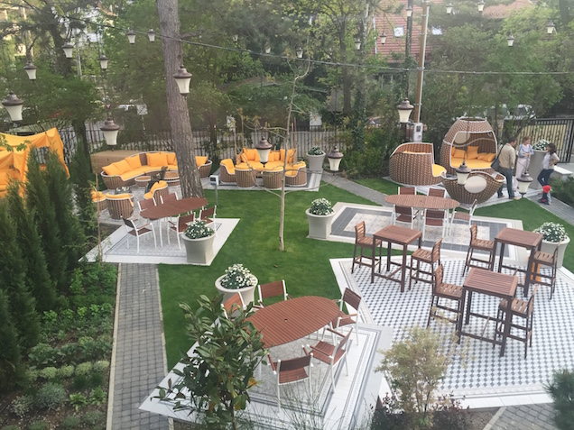 Illustration for article titled Újhagyma partedlivel, műfű ajtó alá tolva – megkóstoltuk Émile-t