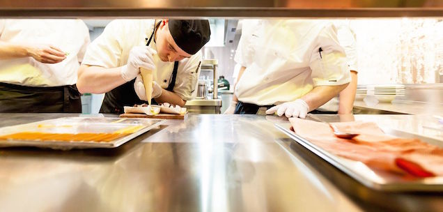 Illustration for article titled Újhagyma partedlivel, műfű ajtó alá tolva – megkóstoltuk Émile-t