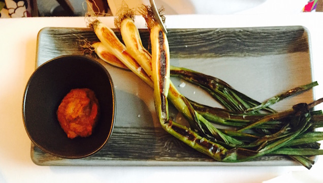 Illustration for article titled Újhagyma partedlivel, műfű ajtó alá tolva – megkóstoltuk Émile-t