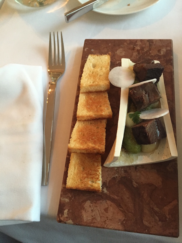 Illustration for article titled Újhagyma partedlivel, műfű ajtó alá tolva – megkóstoltuk Émile-t