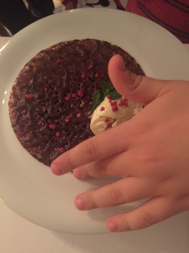 Illustration for article titled Újhagyma partedlivel, műfű ajtó alá tolva – megkóstoltuk Émile-t