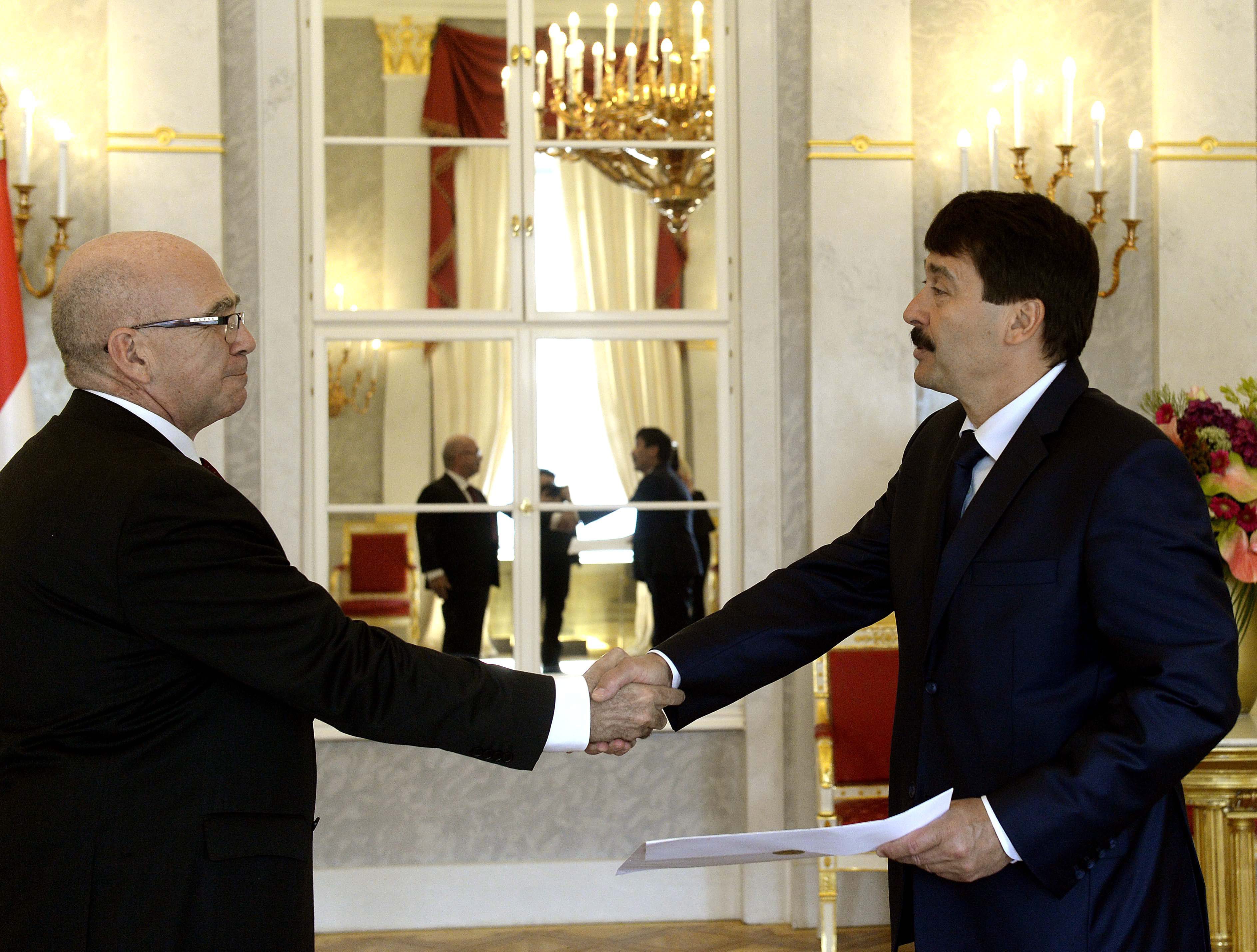 Illustration for article titled Új nagykövet három is van, de Áder János csak egy lehet