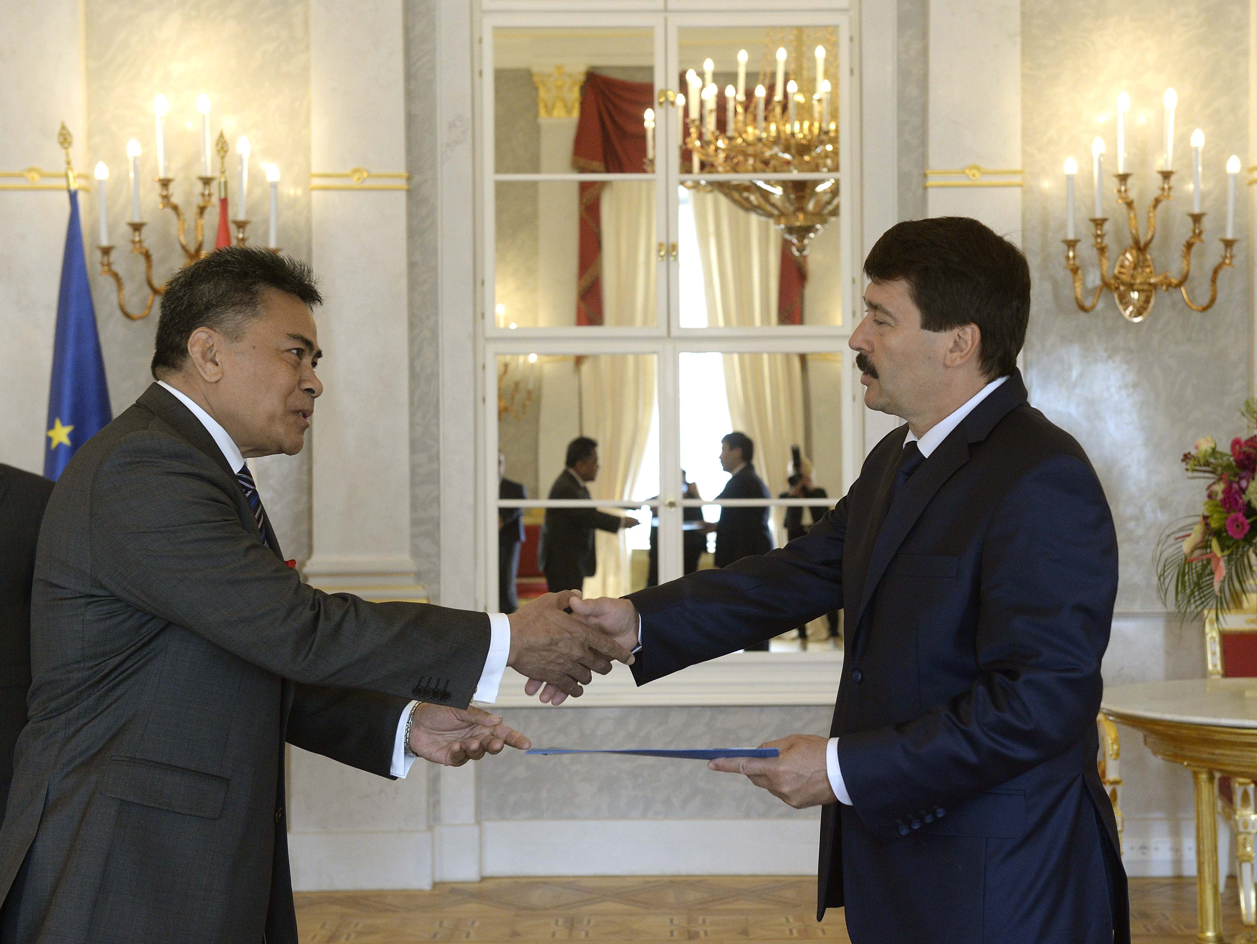 Illustration for article titled Új nagykövet három is van, de Áder János csak egy lehet