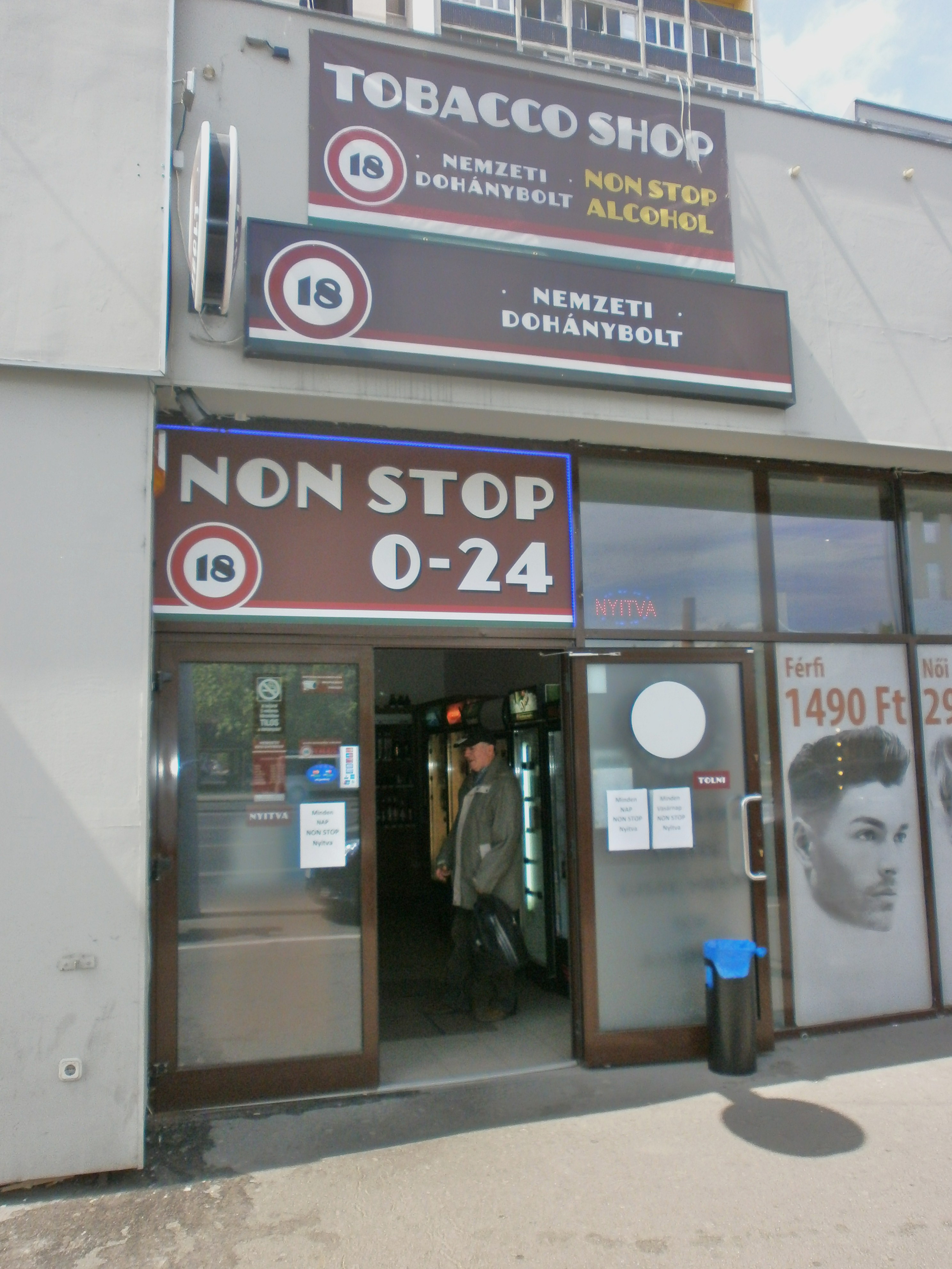 Illustration for article titled Ajtónyitással védekeznek a rablógyilkosok ellen a budapesti trafikosok