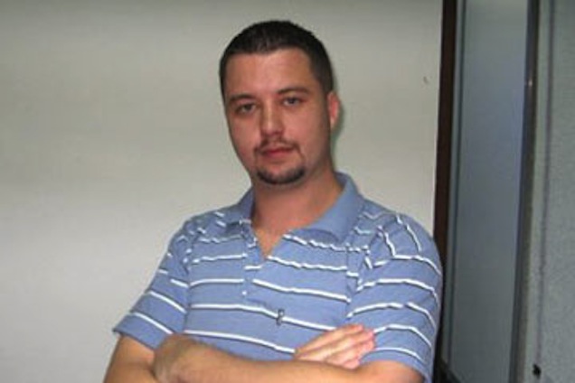 Illustration for article titled Ezt osztják ma: Tóásó Előd nagy fegyverrel pózol