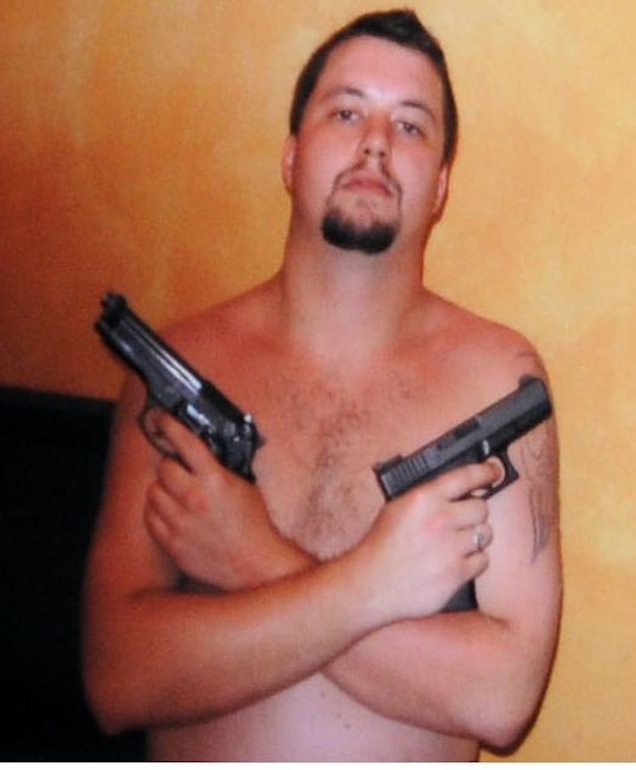 Illustration for article titled Ezt osztják ma: Tóásó Előd nagy fegyverrel pózol