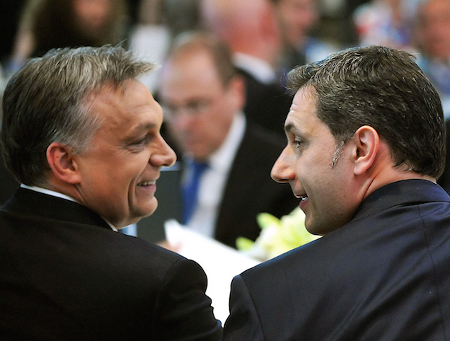 Lázár János Orbánt kóstolgatja, ebből a végén még baj lesz!