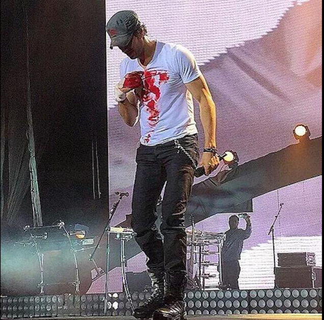 Drónnal akart szelfizni Enrique Iglesias, és majdnem levágta az ujjait