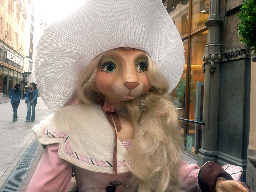 Vége a művészetnek, itt a kidugott nyelvű cicává változott nagyvilági nő