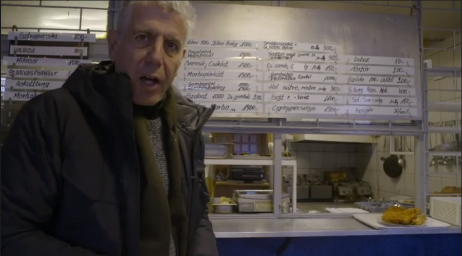 Őrülten élvezte a világhírű séf a pesti büfé májas-velős palacsintáját