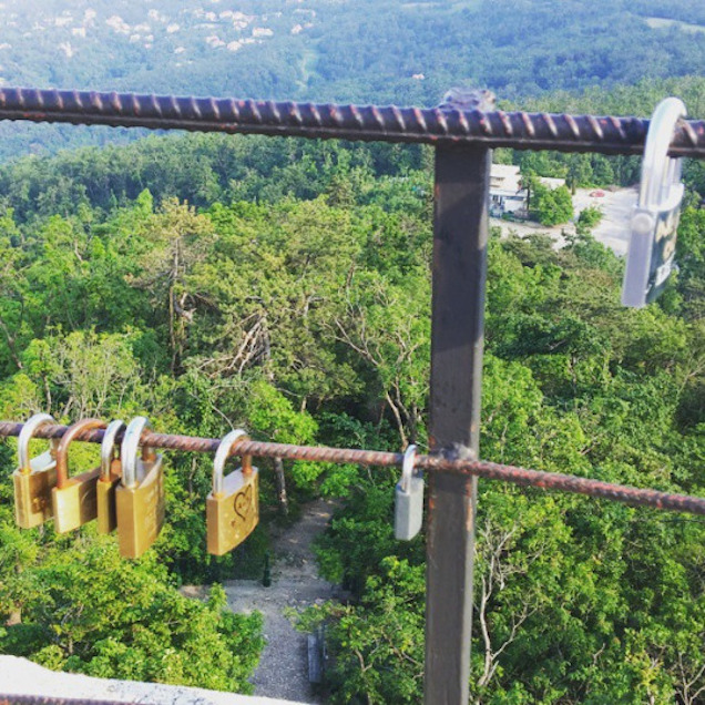 Van a szerelemlakatnál bosszantóbb hülyeség?