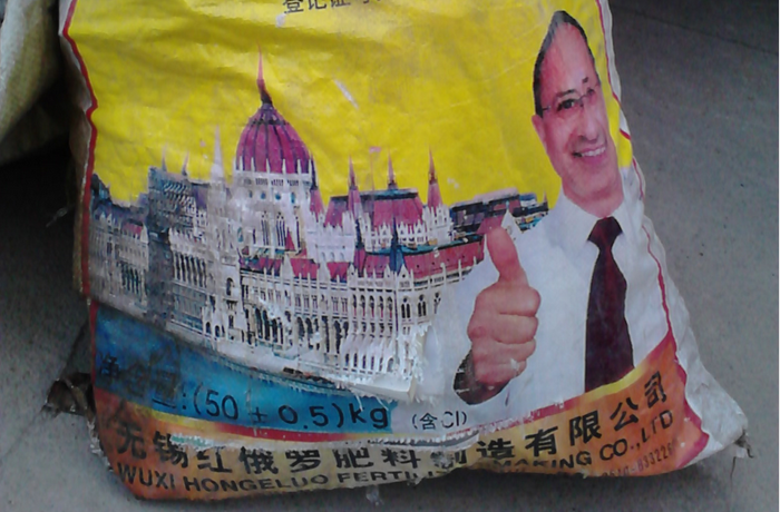 Úristen, miért a magyar Parlamenttel reklámozzák a kínai műtrágyát?