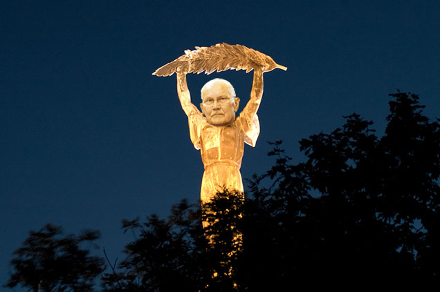 Pont akkora lenne a Makovecz-torony, mint a Szabadság-szobor